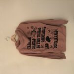 Hoodie con cappuccio tinta unita rosa antico, scritta nera sul retro