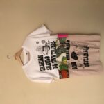 T-shirt con stoffe ricondizionate rosa, scritta nera sul petto