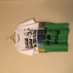 T-shirt con stoffe ricondizionate verde, scritta nera sul petto