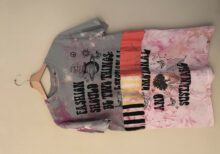T-shirt con stoffe ricondizionate rosa, scritta nera sul petto