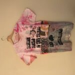 T-shirt con stoffe ricondizionate rosa, scritta nera sul petto