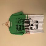 T-shirt con stoffe ricondizionate verde, scritta nera sul petto