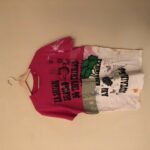 T-shirt con stoffe ricondizionate rosa, scritta nera sul petto