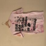 T-shirt in tie dye rosa, scritta nera sul retro