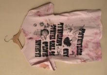 T-shirt in tie dye rosa, scritta nera sul retro