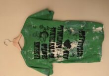 T-shirt in tie dye verde, scritta nera sul retro