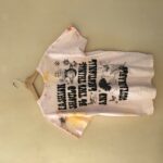 T-shirt in tie dye rosa, scritta nera sul retro