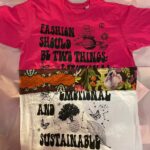 T-shirt con stoffe ricondizionate magenta, scritta nera sul petto